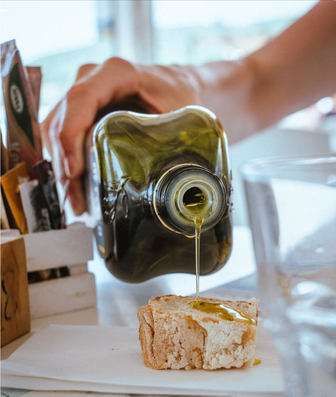 Bottiglie di olio extravergine da conservare al riparo da luce e calore