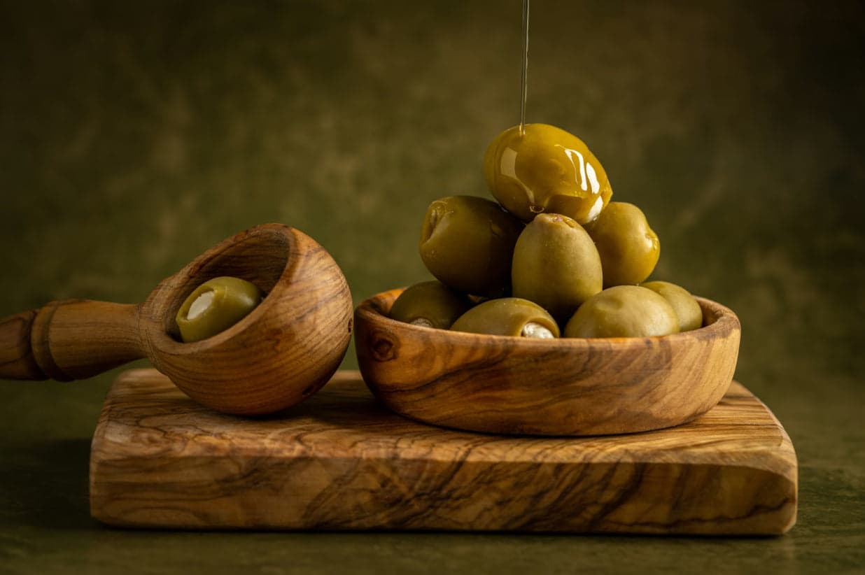 Olio extravergine versato, alimento della dieta mediterranea